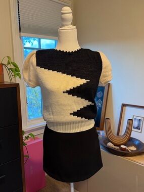 Black & Cream Zigzag Knit Crop Sweater Top